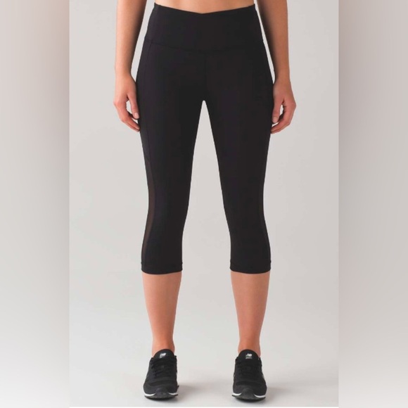 Lululemon Black Gear Up Crop 17”. Size 8 - Picture 1 of 7